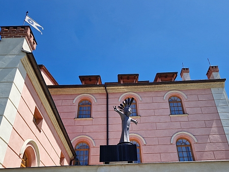 Přední mlýn je dnes i vděčným místem pro instalace soch v rámci festivalu Umění ve městě - v roce 2026 tu bylo k vidění dílo Libora Hurdy "Punk