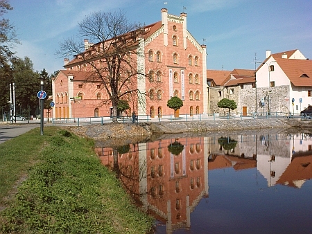 ... a v roce 2009: Přední mlýn přestavěný za podpory Evropské unie na hotel "Budweis"