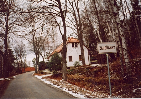 "Tam v Záhořánkách", na místní tabuli ovšem vidíme chybně "Zahořanky", krásně je...