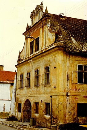 Někdejší hostinec "Zum goldenen Kreuz" v Rožmberku nad Vltavou na snímku z konce osmdesátých let 20. století...
