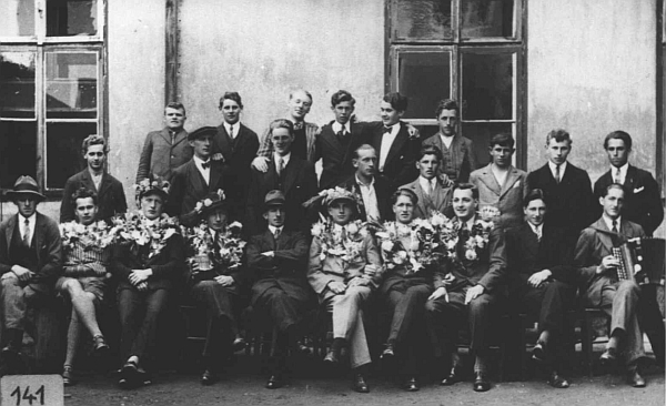 Rekruti v Rožmberku roku 1933, Josef Tröster stojí vzadu třetí zprava, bratr Franz sedí druhý zleva