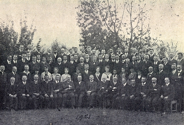 Tady na snímku téhož námětu z roku 1921 sedí v prvé řadě sedmý zleva, Blau třetí zprava v téže řadě,
  Watzlik třetí zleva ve druhé řadě, v téže řadě hned nad Tschidou pak Rehder mladší