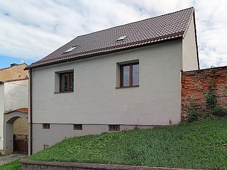 Přestavěný rodný dům čp. 28 v dnešní Klostermannově ulici a nedaleký kostel sv. Tomáše Apoštola dnes (2023)