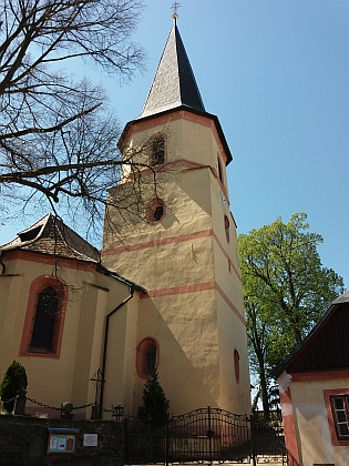 Přestavěný rodný dům čp. 28 v dnešní Klostermannově ulici a nedaleký kostel sv. Tomáše Apoštola dnes (2023)
