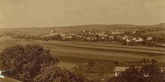 Rodné Kladruby od severozápadu na snímku z roku jeho narození 1905