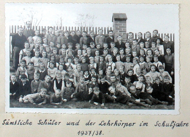 Všichni žáci německé školy v Líních i s učitelskými silami působícími tu ve školním roce 1937/1938, tedy pravděpodobně i s ním