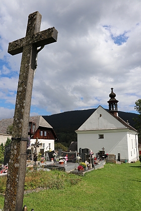 Fara a kostel Svaté rodiny a sv. Jana Nepomuckého v Horní Vltavici