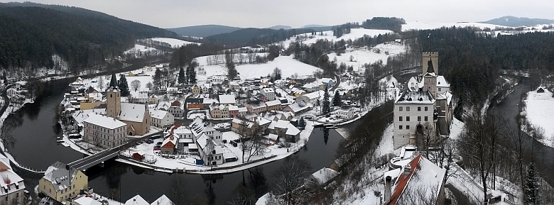 Rodný Rožmberk nad Vltavou se závratným říčním meandrem