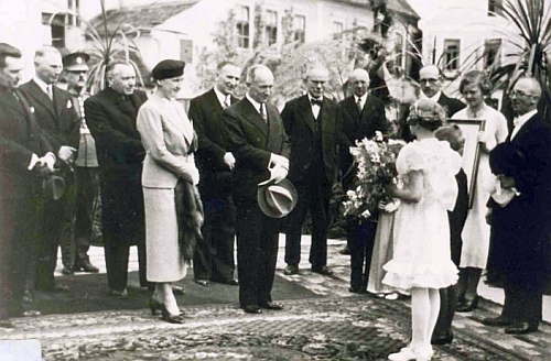 Starosta Tungl (na obou snímcích stojí vpravo s cylindrem v ruce) na dalších snímcích při uvítání prezidenta Beneše za jeho návštěvy města 7. května 1937