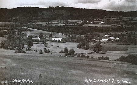 Osí zachycené Josefem Seidelem, nahoře nad ním dnes rovněž zaniklá Šavlova Lhota (Schlagl)