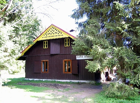 Hájovna ve Zlaté Studni na snímcích z let 1949 a 2010