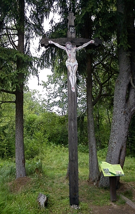 Černý Kříž na staré pohlednici Josefa Seidela a dnešní podoba kříže, který dal na místě toho, který byl v roce 2006 vyvrácen povodní, zřídit Národní park Šumava v originální velikosti - k vysvěcení došlo dne 14. srpna roku 2009