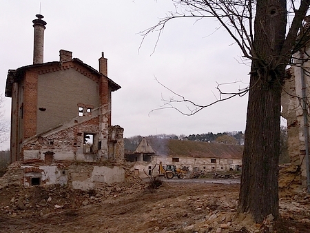 ... a současnost po staletí existujícího plavnického hospodářského dvora: částečná demolice v listopadu 2017...