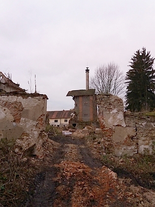 ... a současnost po staletí existujícího plavnického hospodářského dvora: částečná demolice v listopadu 2017...