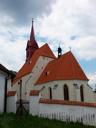 Zátoňský kostel před a po rekonstrukci