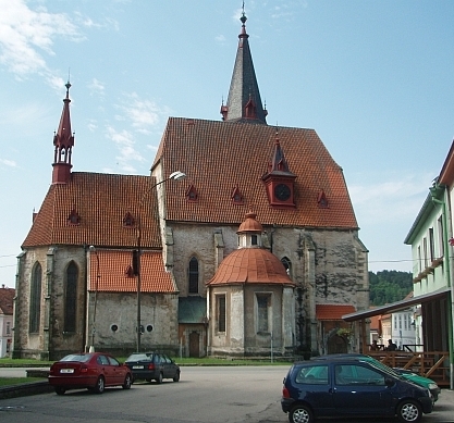 ... a pohled na kostel z chvalšinského náměstí