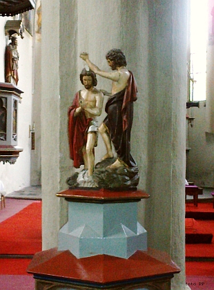 Oltář a křtitelnice kostela sv. Petra a Pavla v Kaplici