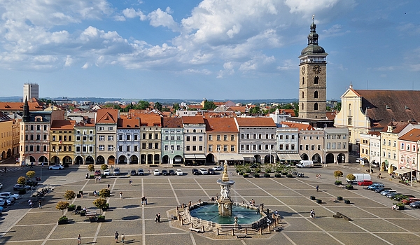 Severní strana náměstí s někdejším "plebejským podloubím"