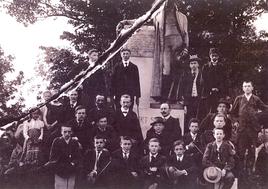 Na přetrženém snímku ze školního výletu v roce 1907 do Horní Plané je zachycen uprostřed s motýlkem před sochou Stifterovou, odhalenou rok předtím