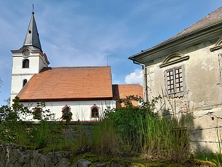 Kostel sv. Petra a Pavla a fara v Lodhéřově, jeden ze zvonů vyrobila budějovická Pernerova dílna