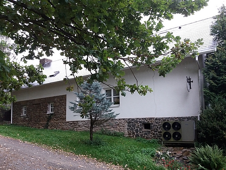 Rodný dům otcův čp. 32 v Hodousicích - i přes stavební úpravy zůstává podle historických leteckých snímů půdorysně stejný