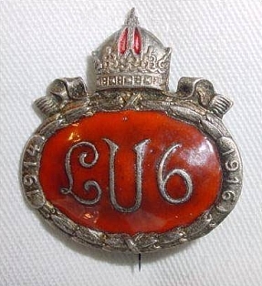 Důstojnický emblém jezdeckého střeleckého pluku zmíněného v zápise výše, původně zeměbraneckého hulánského pluku (Landwehr-Ulanen-Regiment Nr. 6), doplňovaného od roku 1901 i z Českých Budějovic vojáky ze Šumavy, roku 1919 v lednu zrušeného v Písku, kde do té doby fungovala ještě jeho náhradní eskadrona
