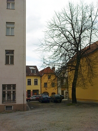 Tady stával v českobudějovické Kněžské ulici jeho dům čp. 290 (levý pohled z Kněžské, pravý z Hradební ulice)