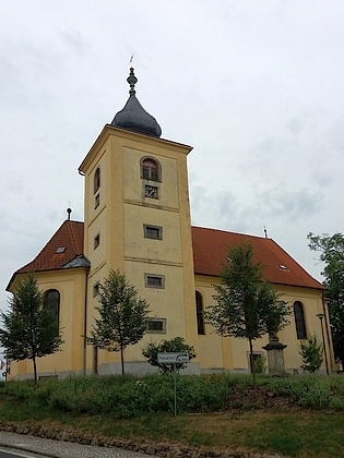 Kostel sv. Michaela v rodném Dolním Žandově, ve kterém byl pokřtěn, a část obce kolem Šitbořského potoka, kde stával rodný dům