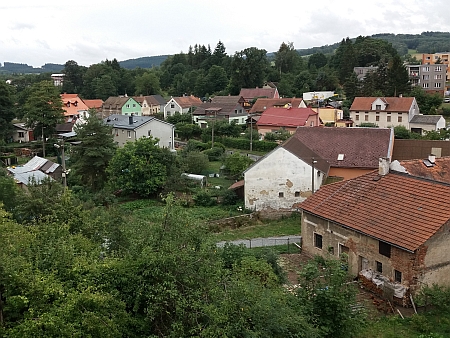 Kostel sv. Michaela v rodném Dolním Žandově, ve kterém byl pokřtěn, a část obce kolem Šitbořského potoka, kde stával rodný dům