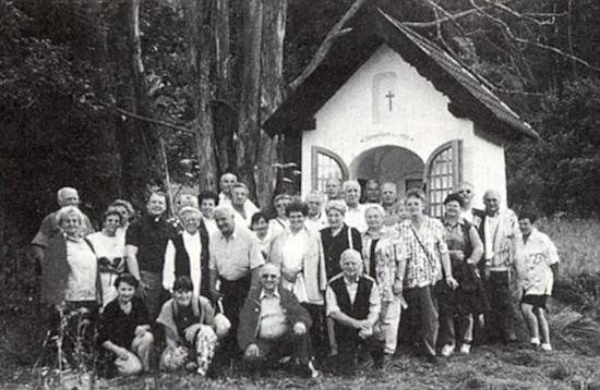 Snímek účastníků děkovné pobožnosti před kaplí na "Greabergu" v srpnu 1998 doprovázel v krajanském měsíčníku článek o ní od Grete Ranklové