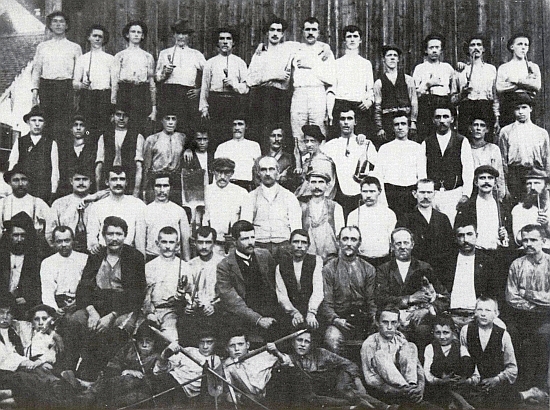 Skupinový snímek, pořízený kolem roku 1910, ho zachycuje v prostřední řadě druhého zprava