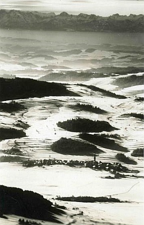 K próze Pohled ze Stingelfelsen: Pohled na Alpy ze zimní Smrčiny na pohlednici krumlovského fotografa Josefa Wolfa a New York z Empire State Building