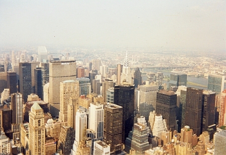 K próze Pohled ze Stingelfelsen: Pohled na Alpy ze zimní Smrčiny na pohlednici krumlovského fotografa Josefa Wolfa a New York z Empire State Building