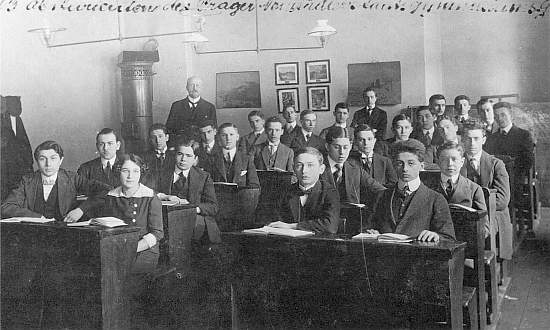 Maturitní třída c.k. státního německého gymnázia Na Příkopech v červnu roku 1913 - Urzidil sedí v první lavici vpravo