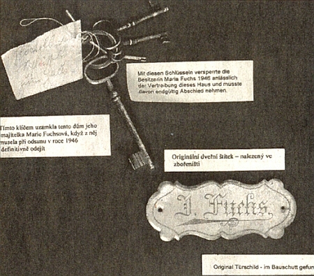 V troskách kostelníkova domu v zaniklé Zvonkové, kde je umístěno dnešní muzeum, byla nalezena i tato jmenovka poslední majitelky a klíč, který tu musela nechat