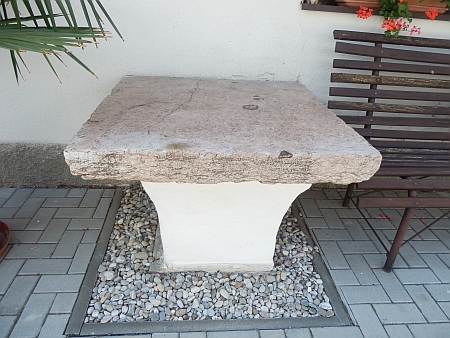 Kamenný stůl ze dvora plavského statku čp. 5, který tam byl odedávna
    a podle lidového podání se na něm odváděly poddanské dávky