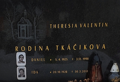 Hrob na kájovském hřbitově, kde je pohřbena jeho první manželka Theresia a nejmladší dcera Ida
