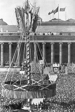 Májka z Boubína na 1. máje 1939 v berlínské Lustgarten, za ní tribuna, kde právě řeční sám Adolf Hitler