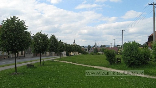 Travou porostlé místo, kde v Chodové Plané stávala synagoga na snímku z roku 2007