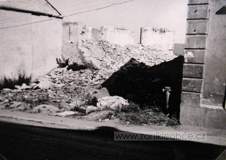 Ruina synagogy v Chodové Plané, zbořené údajně v létě roku 1962