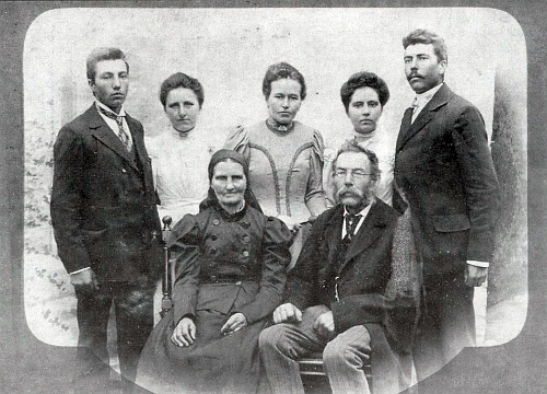 Rodinná fotografie, pořízená někdy kolem roku 1900, zachycuje sedící pár Johanny a Franze Veitsových, za nimi pak odleva stojí syn Leopold, dcery Kathi, Resi, Marie a syn Franz, pozdější hospodář na Stögerově Huti (na snímku chybí syn Adolf, který tehdy prodělával vojenskou službu)