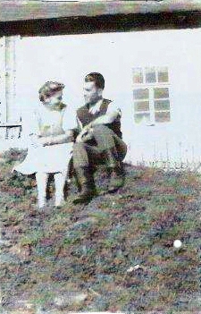 Snoubenci Inge Sommerová a Franz Veits před stavením "u Veitbauerů" na Stögerově Huti