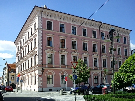 Bývalá školní budova v Kněžské ulici v Českých Budějovicích, kde vyučoval a bydlel (viz stará fotografie v předchozím textu D. Kováře) - dnes (2011) zde sídlí magistrátní úřady