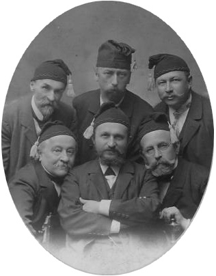 Mezi členy budějovického pánského klubu "čepců s třapcem" jej vidíme vlevo dole hned vedle starosty Josefa Tascheka