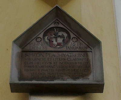 Pamětní deska Šimona Plachého na domě v Krajinské ulici na místě zbořené Pražské brány