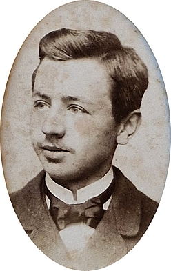 V pamětním albu českobudějovického pěveckého spolku má svůj portrét dvakrát, pro rok 1872 a 1895