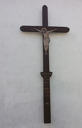 Misijní kříž na zdi kostela