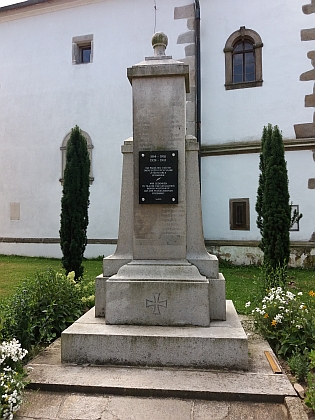Památník obětem obou světových válek ve Frymburku - nová deska byla přidána na původní památník padlým v první světové válce, na němž byla po té druhé německá jména smazána