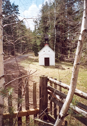 Obnovená kaple v někdejším Putíně stojí dnes už za plotem jelení obory