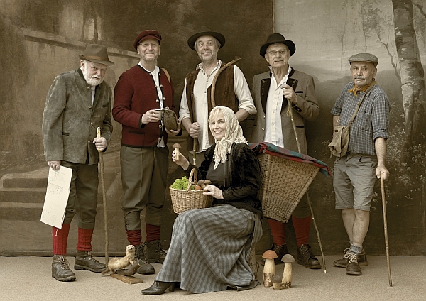 Zleva Jan Mareš, Ivo Kareš, Jindřich Špinar, Helmut Wagner, Petr Hudičák a Zdena Mrázková "u Seidelů" v roce 2023